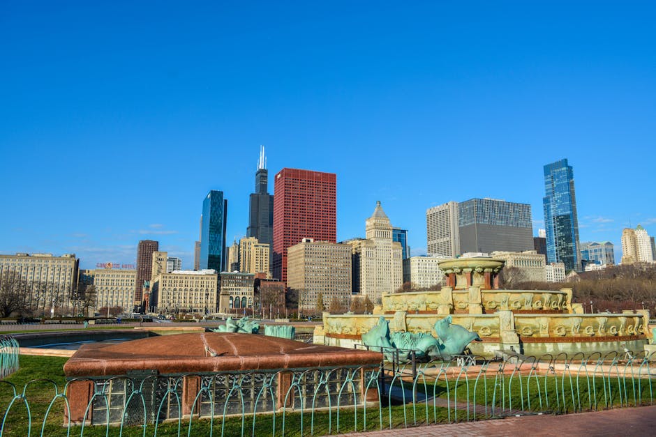 Iconic view of Chicago skyline featuring Buckingham Fountain under clear blue skies.